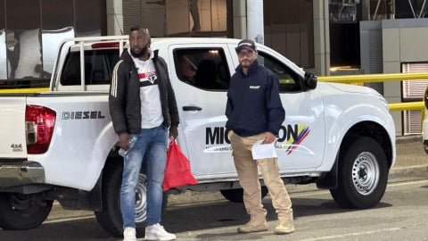 El ciudadano brasileño Allan Aquino de Souza junto a un funcionario de Migración Colombia. (Foto: Migración Colombia)