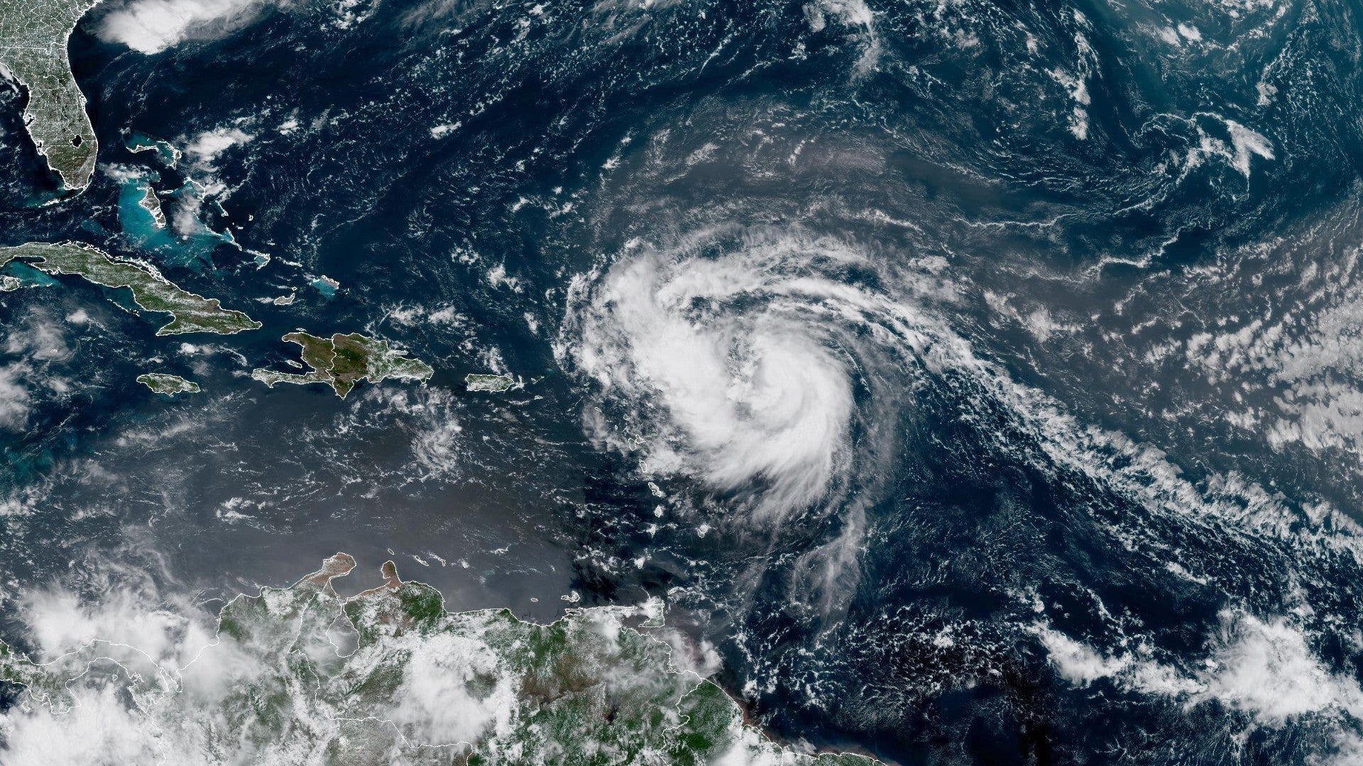 Imagen satelital proporcionada por la Administración Nacional Oceánica y Atmosférica (NOAA) muestra el huracán Erin formándose en el Océano Atlántico el 15 de agosto de 2025 - AFP