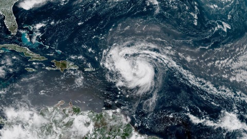 Imagen satelital proporcionada por la Administración Nacional Oceánica y Atmosférica (NOAA) muestra el huracán Erin formándose en el Océano Atlántico el 15 de agosto de 2025 - AFP