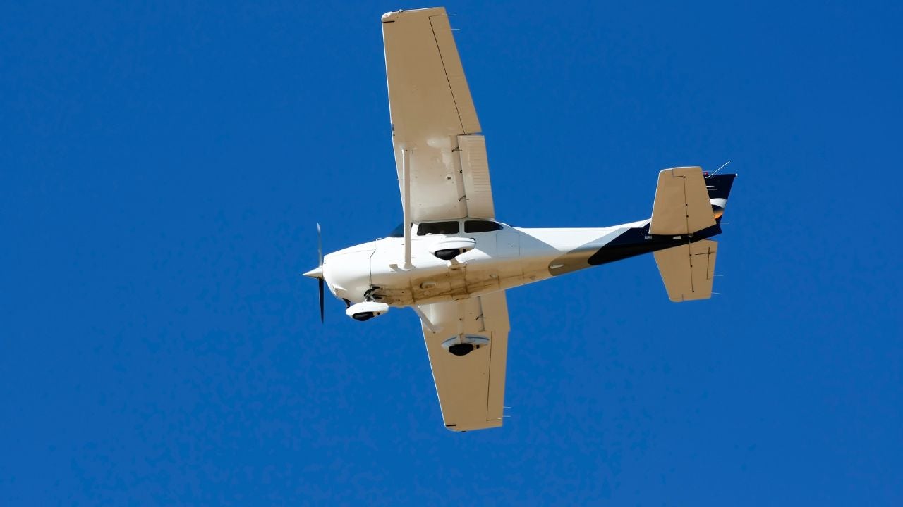 Avioneta se precipitó al aterrizar en ciudad de Venezuela en accidente que deja al menos siete personas heridas