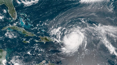 Imagen satelital, proporcionada por NOAA, muestra la formación del huracán Erin en el océano Atlántico el 16 de agosto de 2025-Foto: AFP