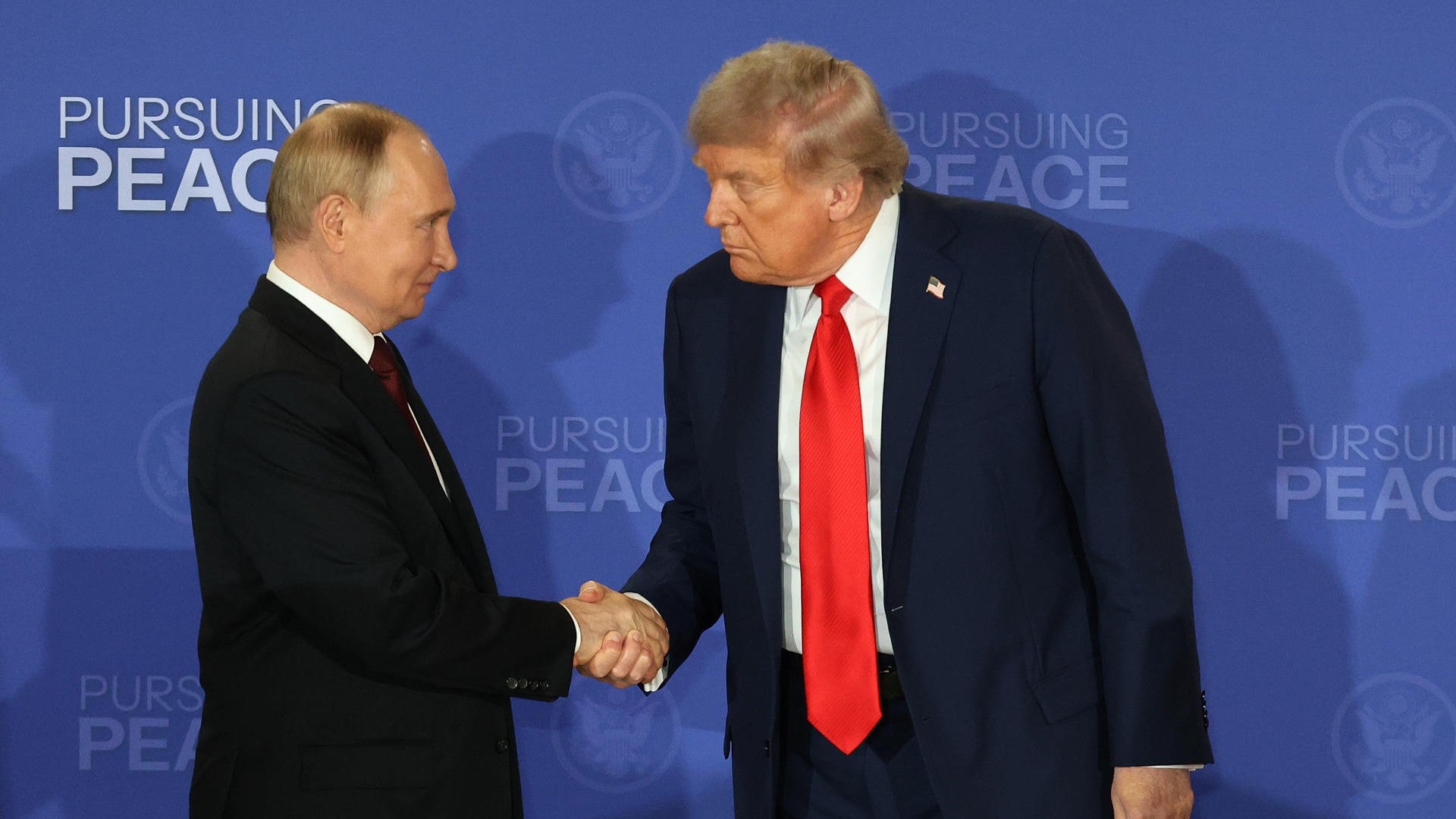 Vladimir Putin y Donald Trump se reúnen en Alaska - Foto: EFE