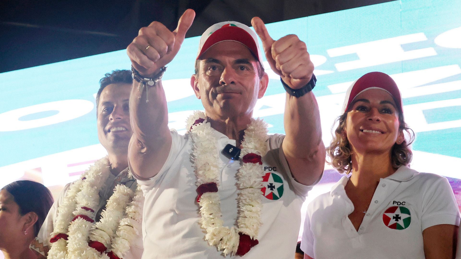 El candidato Rodrigo Paz, del Partido Demócrata Cristiano, saluda a simpatizantes en el cierre de su campaña presidencial-Foto: EFE