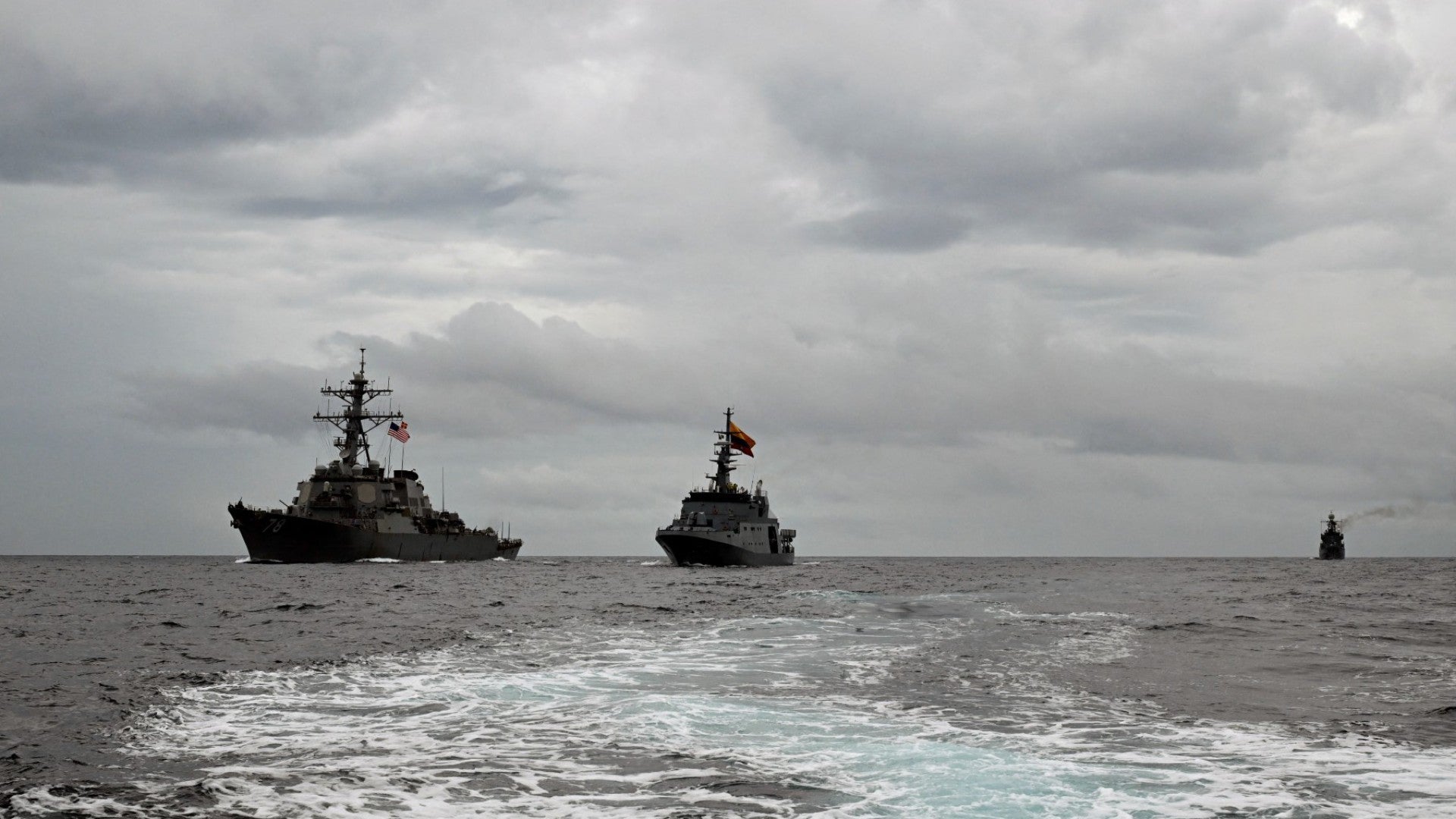 El destructor de misiles guiados USS Sampson (izq.) (AFP)