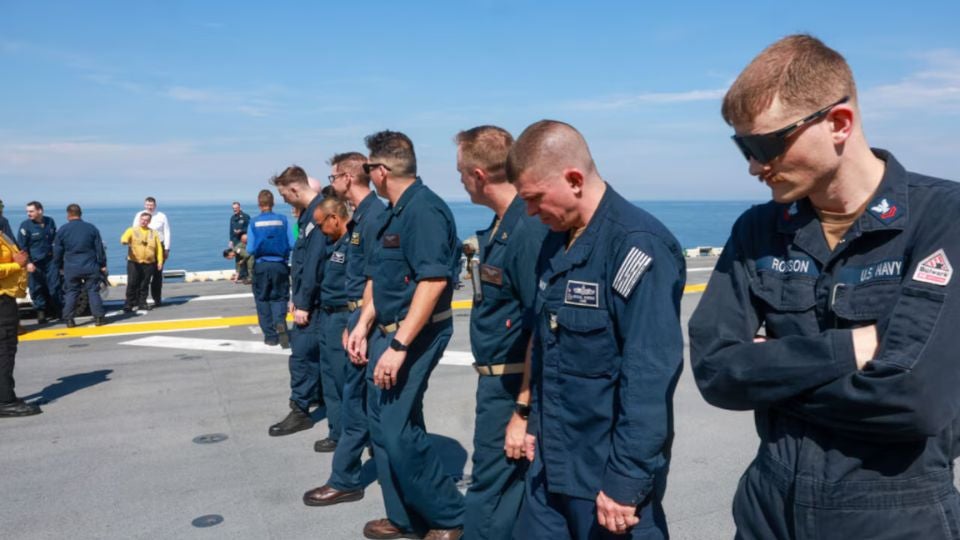 Marineros e infantes de marina realizan una inspección en la cubierta del USS Iwo Jima - Foto Navy Seaman Brendan Watt