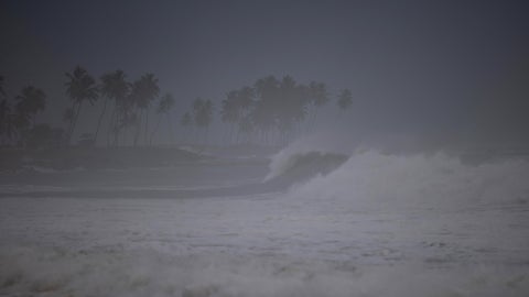 Fotografía que muestra el oleaje del mar este domingo, en Nagua (República Dominicana). Las autoridades de emergencias mantienen la alerta amarilla por el paso del huracán Erin - EFE
