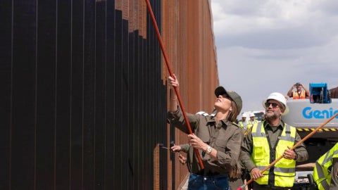 Kristi Noem anunció que el muro fronterizo con México será pintado de negro - Foto EFE