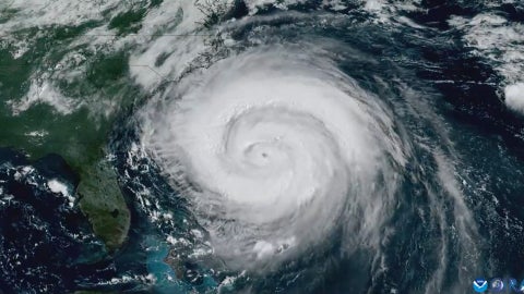Se espera que Erin se mantenga en altamar, pero sus efectos se sentirán en la costa este de Estados Unidos - Foto NOAA