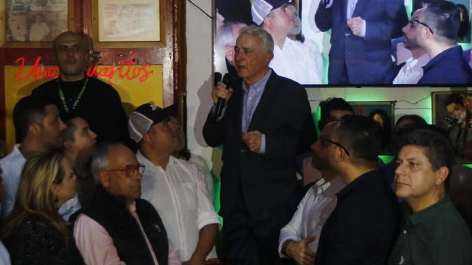 Álvaro Uribe frente a sus seguidores en Sabaneta, Antioquia. (EFE)