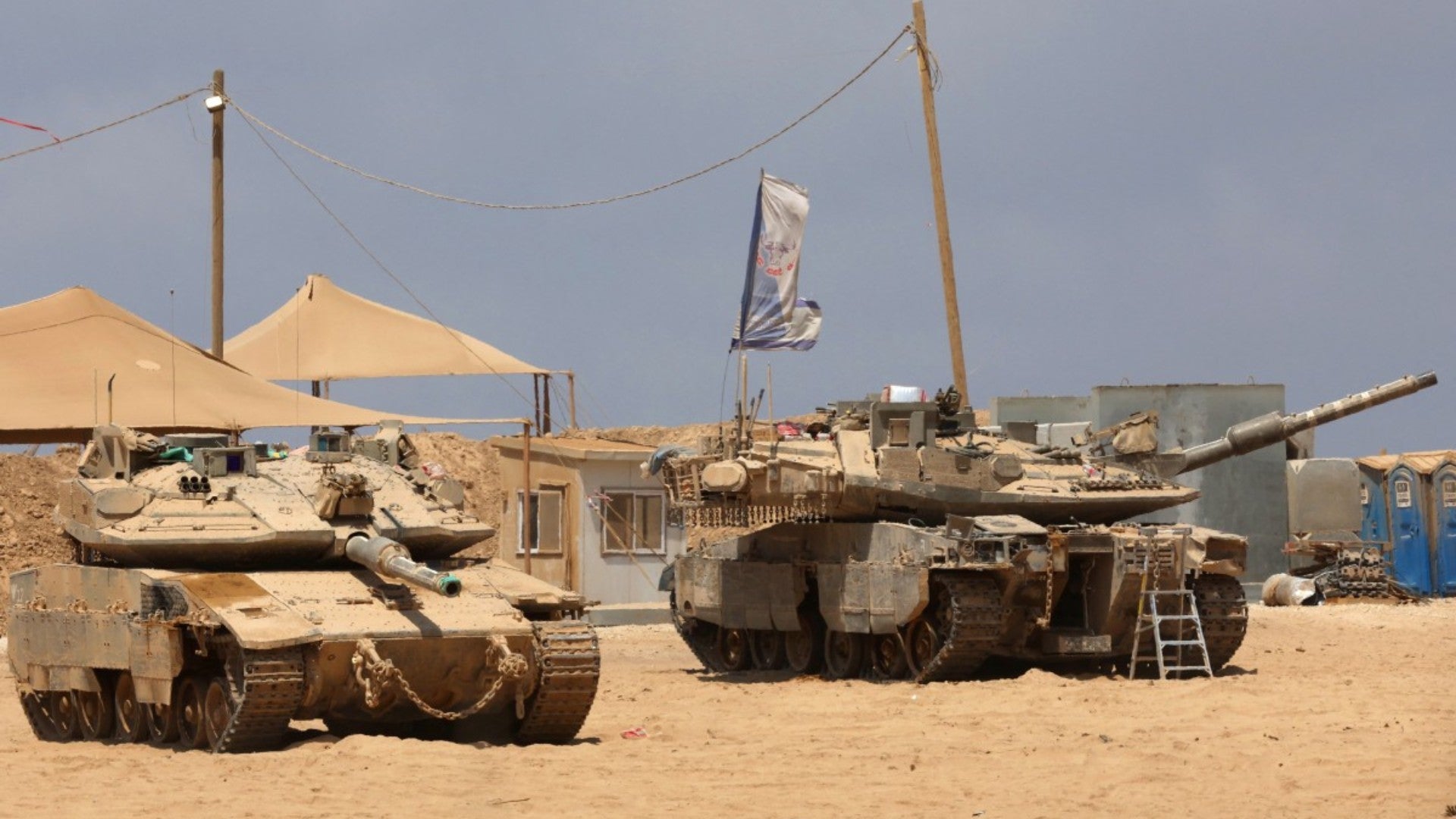 Vehículos militares israelíes están estacionados a lo largo de la frontera con Gaza. (AFP)