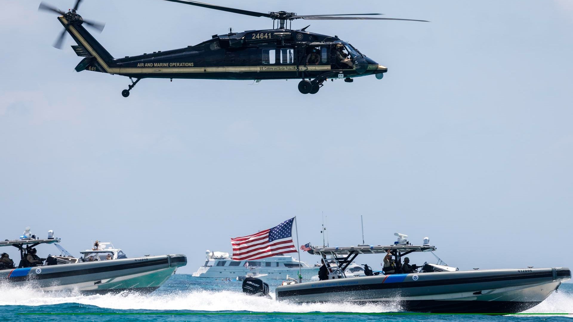 Un helicóptero UH-60 Black Hawk participa en la Demostración de Interdicción de Aduanas e Fronteras de EE. UU. sobre South Beach - Foto de referencia: EFE