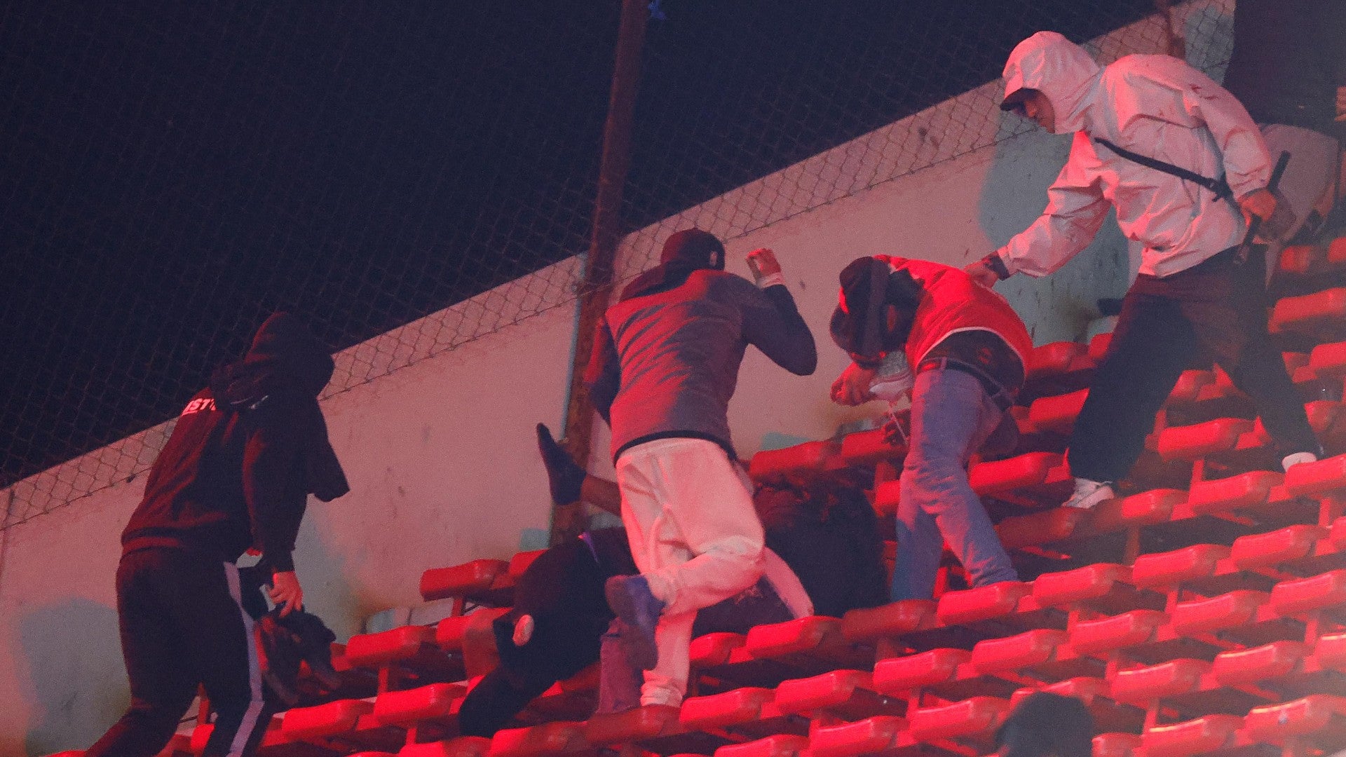 Enfrenamiento entre hinchas de Independiente y U. de Chile | Foto: EFE