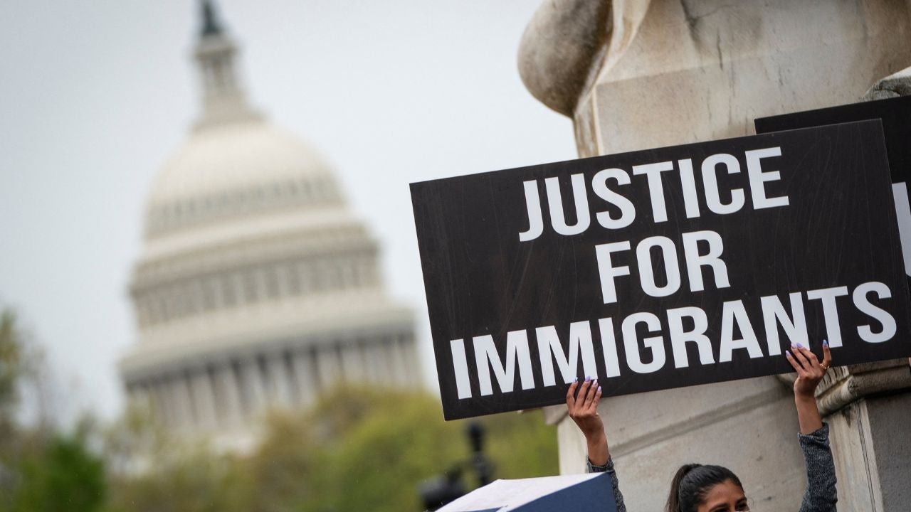 Migrantes manifestándose en Estados Unidos - Foto EFE de referencia