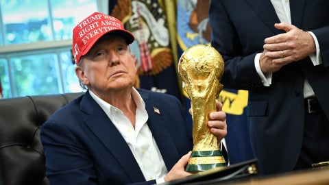 Donald Trump con al Copa del Mundo - Foto: EFE