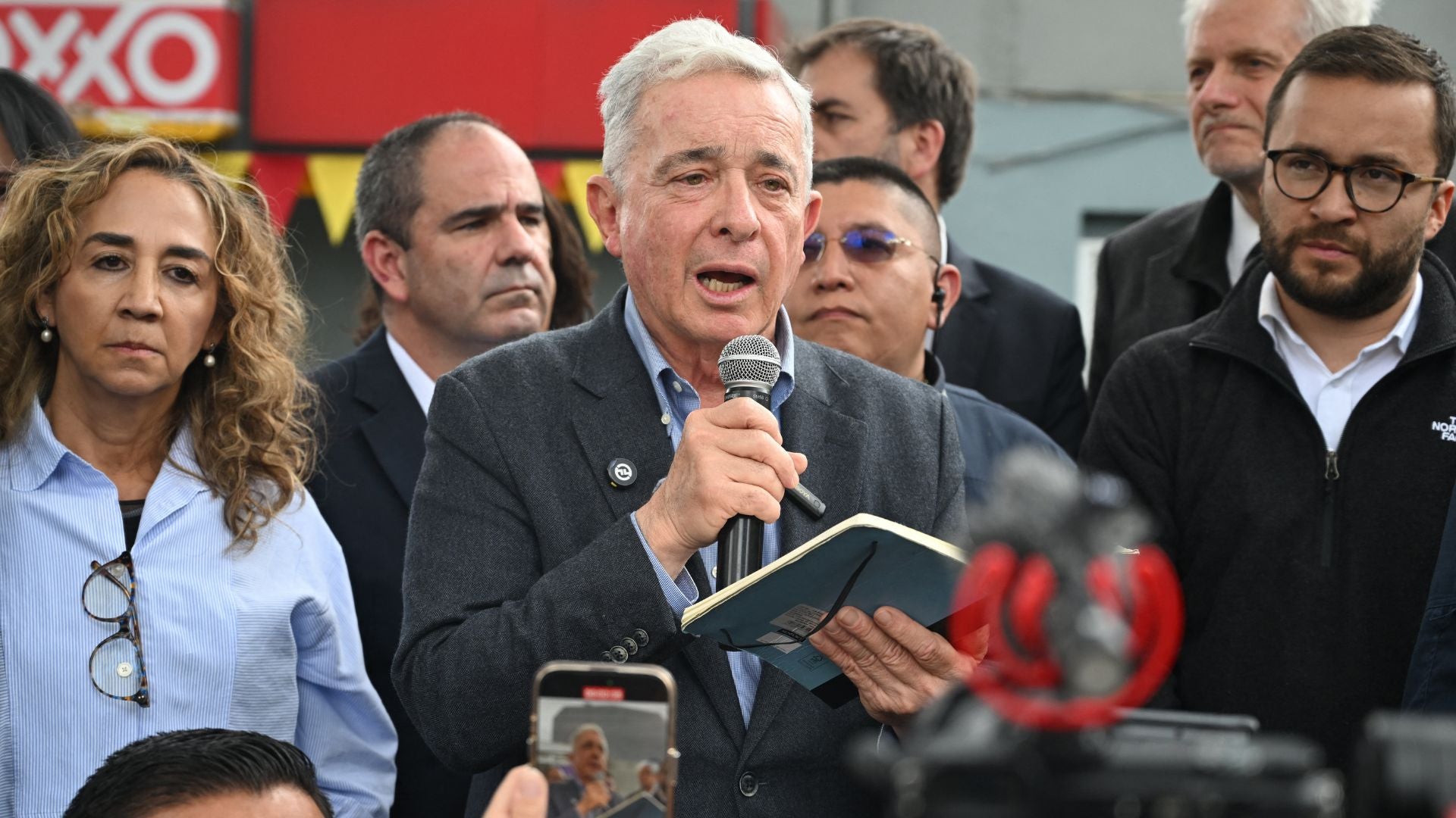 Álvaro Uribe acudió al parque El Golfito para rendir homenaje a Miguel Uribe Turbay - Foto: AFP