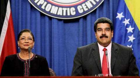 Kamla Persad-Bissessar y Nicolás Maduro (AFP)