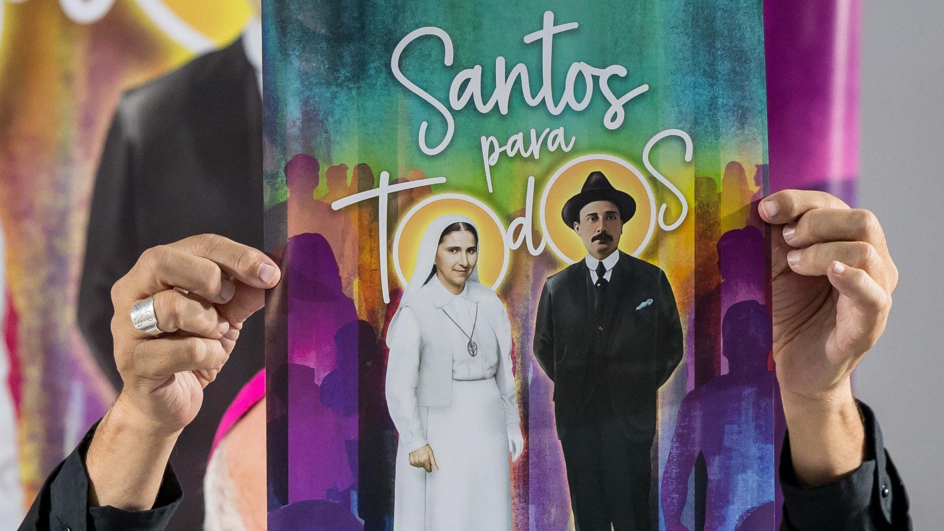 Una persona sostiene un cartel de los beatos José Gregorio Hernández y Madre Carmen Rendiles - Foto: EFE