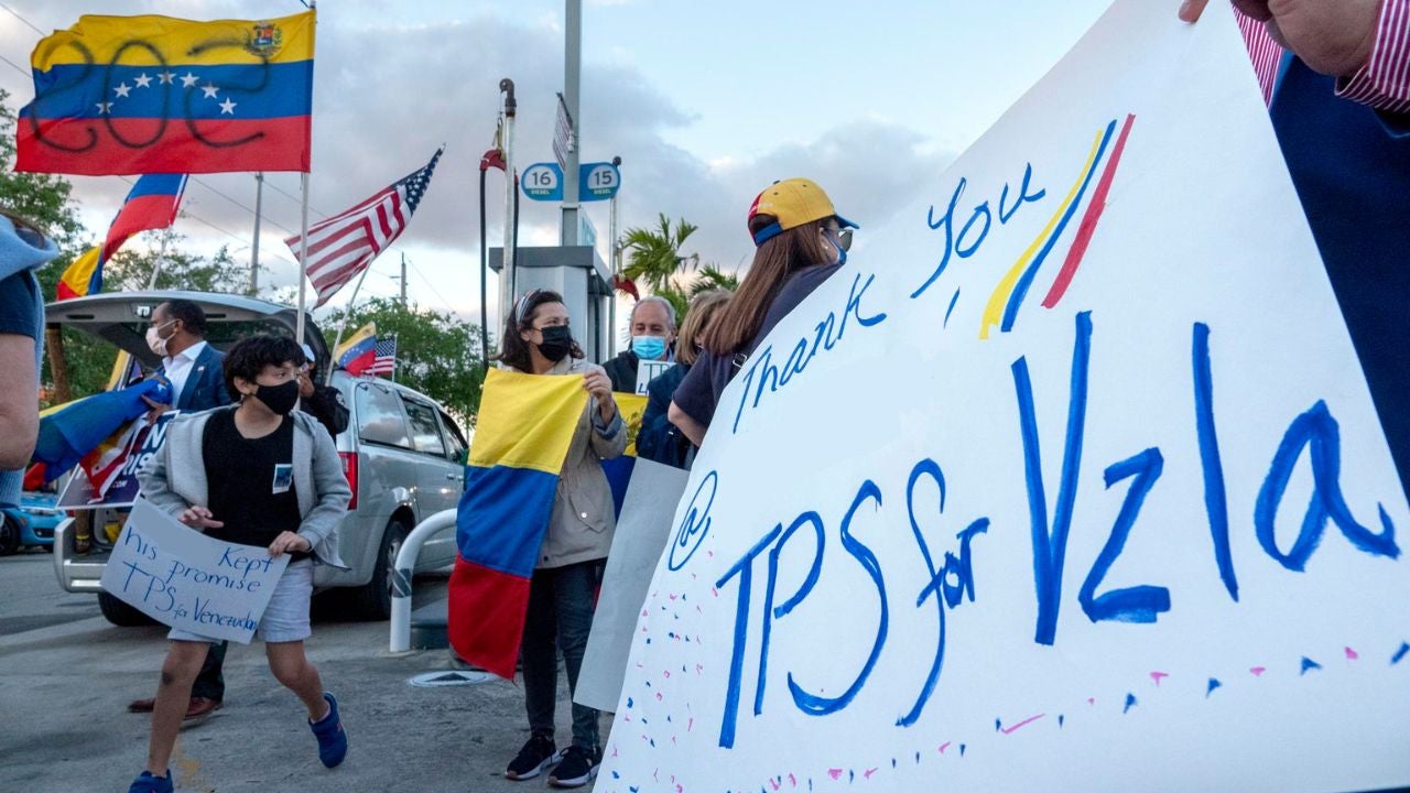 Manifestantes venezolanos sobre el TPS - Foto EFE