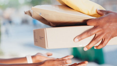 Entrega de paquete postal (Canva)
