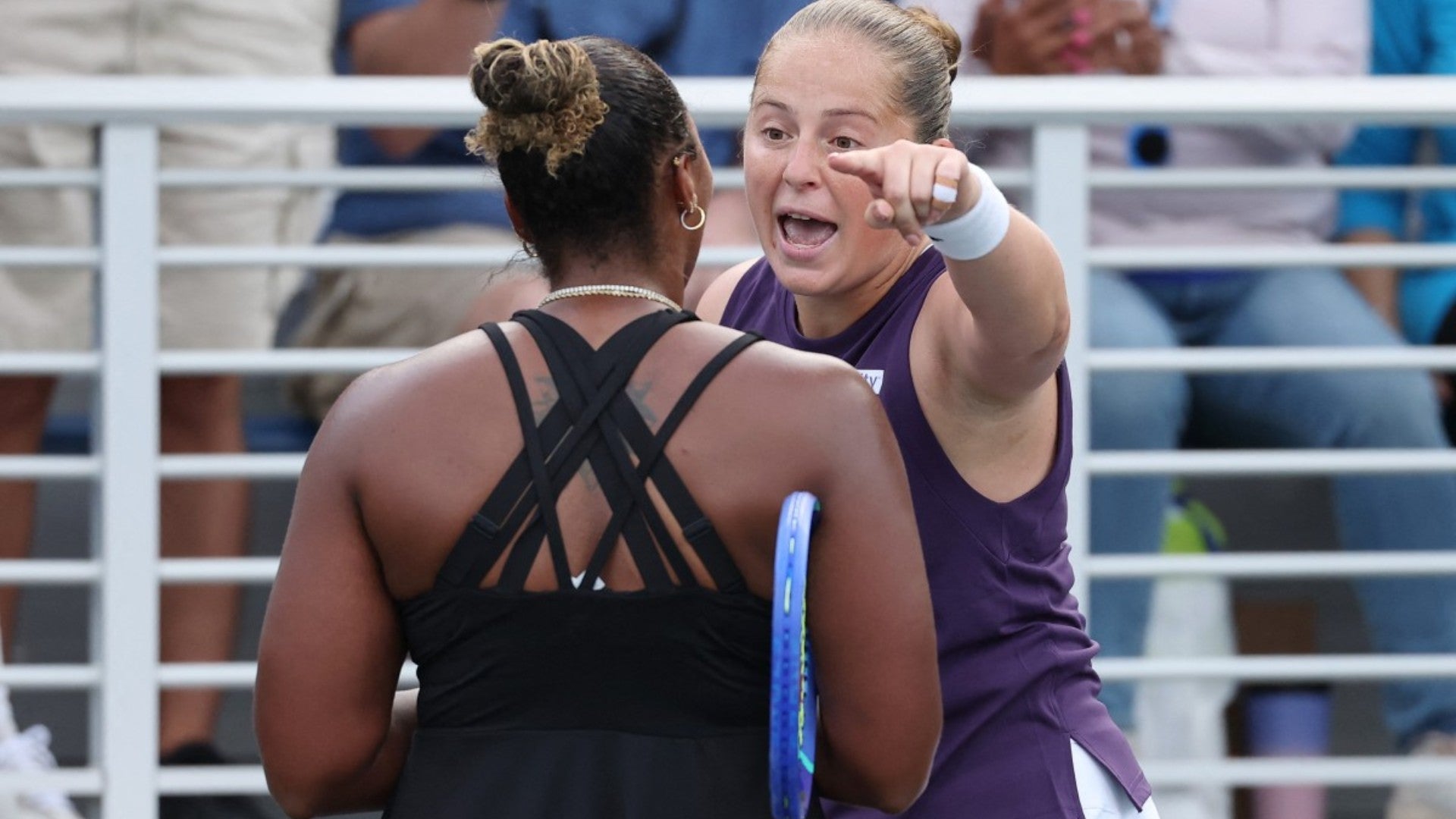 La tenista estadounidense Taylor Townsend y la letona Jelena Ostapenko. (AFP)
