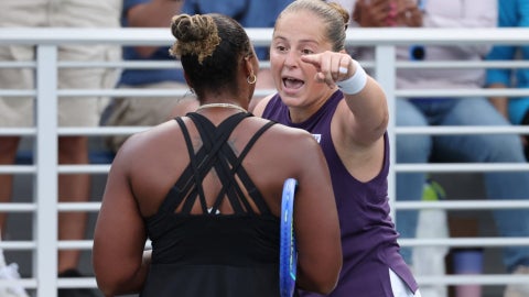 La tenista estadounidense Taylor Townsend y la letona Jelena Ostapenko. (AFP)