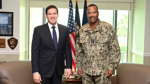 Marco Rubio y el almirante de la Armada de EE. UU., Alvin Holsey - Foto por Comando Sur de EE. UU.