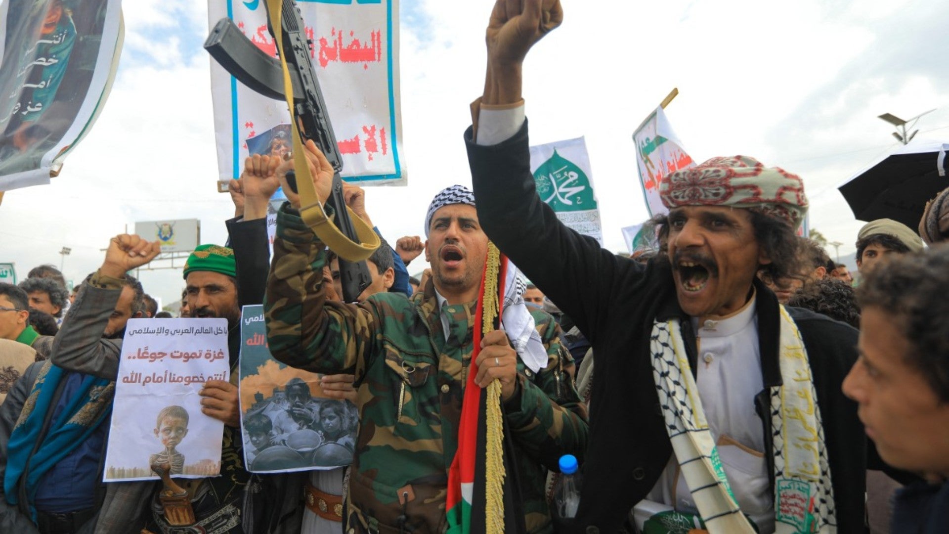 Los yemeníes gritan consignas durante una manifestación en solidaridad con los palestinos y en condena a Israel y Estados Unidos, en la capital gobernada por los hutíes, Saná, el 29 de agosto de 2025. (AFP)