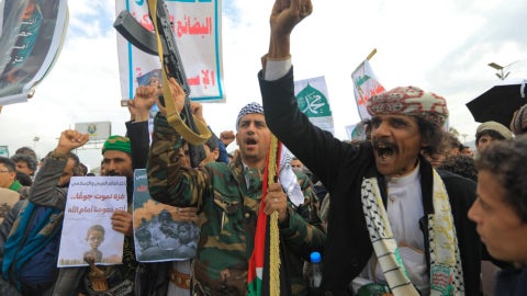 Los yemeníes gritan consignas durante una manifestación en solidaridad con los palestinos y en condena a Israel y Estados Unidos, en la capital gobernada por los hutíes, Saná, el 29 de agosto de 2025. (AFP)