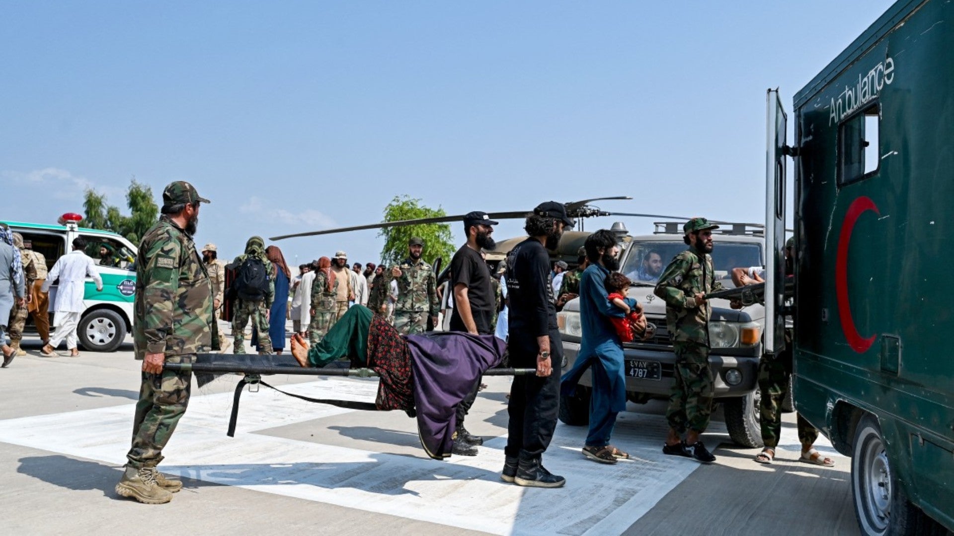 Evacuaciones tras sismo en Afganistán. (AFP)