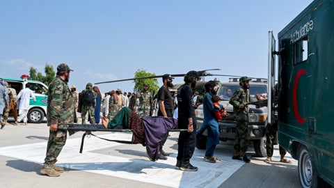 Evacuaciones tras sismo en Afganistán. (AFP)