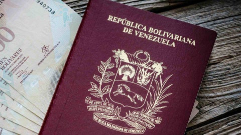Pasaporte venezolano - Canva