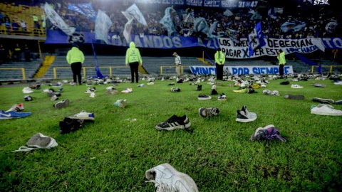 Hinchas de Millonarios lanzaron zapatos a el estadio El Campin - AFP