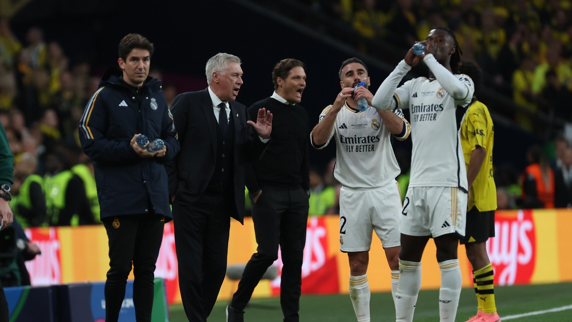 Carlo Ancelotti junto a Dani Carvajal y Eduardo Camavinga | Foto: EFE