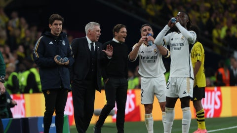 Carlo Ancelotti junto a Dani Carvajal y Eduardo Camavinga | Foto: EFE