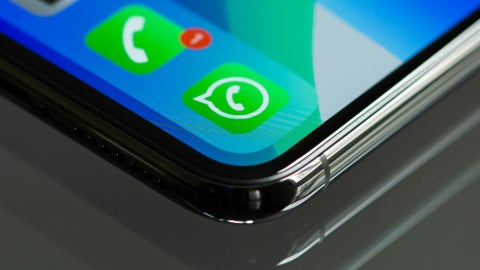 Teléfono celular proyecta en su pantalla la aplicación de mensajería instantánea WhatsApp – Foto de referencia: pexels