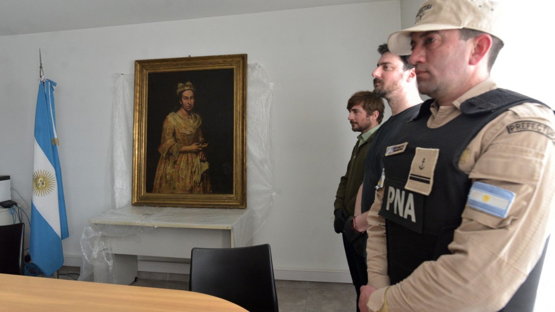 Policías custodian presunta pintura robada en el nazismo (AFP)