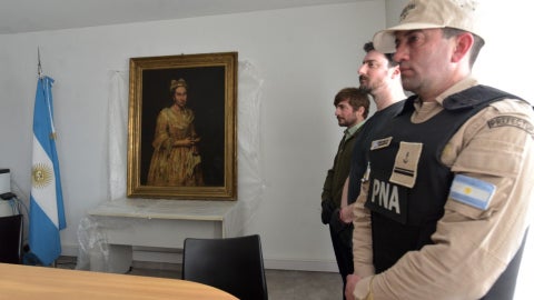 Policías custodian presunta pintura robada en el nazismo (AFP)