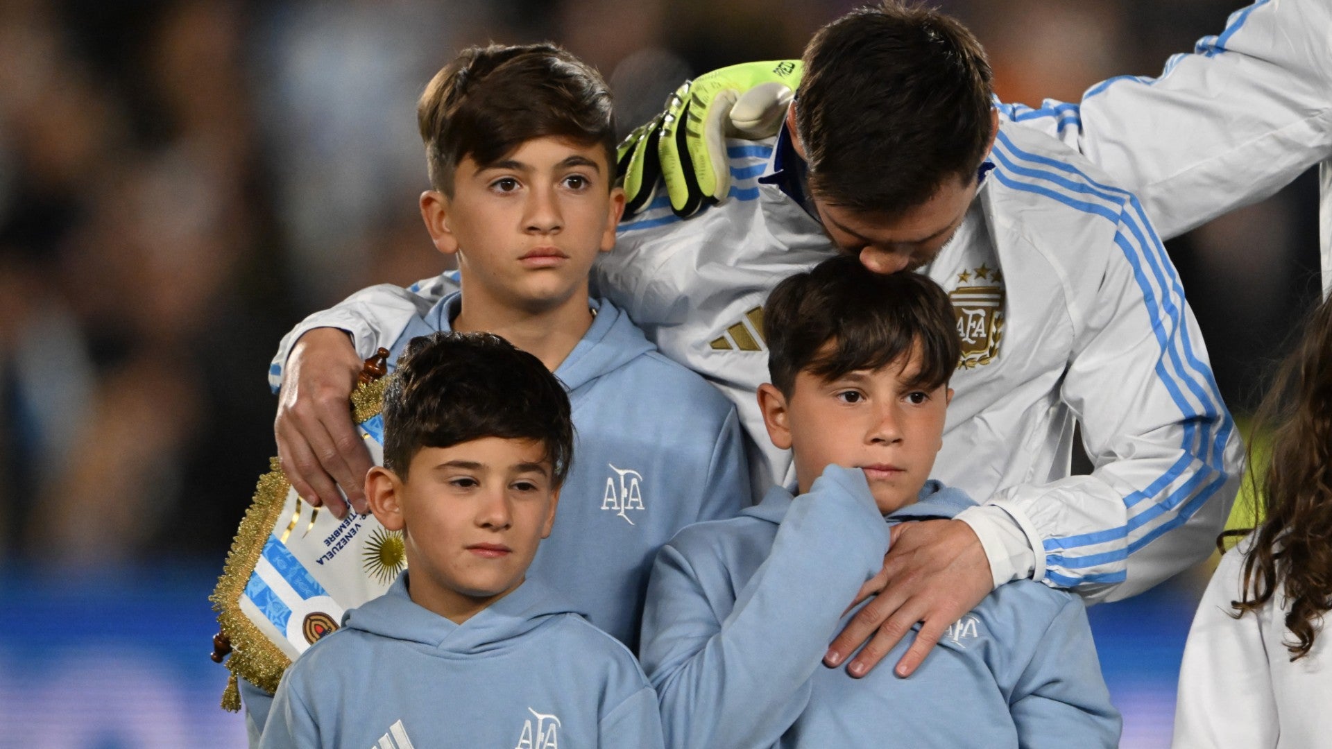 Lionel Messi junto a sus hijos en el partido Argentina vs. Venezuela por Eliminatorias Sudamericanas - Foto: AFP Lionel Messi junto a sus hijos en el partido Argentina vs. Venezuela por Eliminatorias Sudamericanas - Foto: AFP