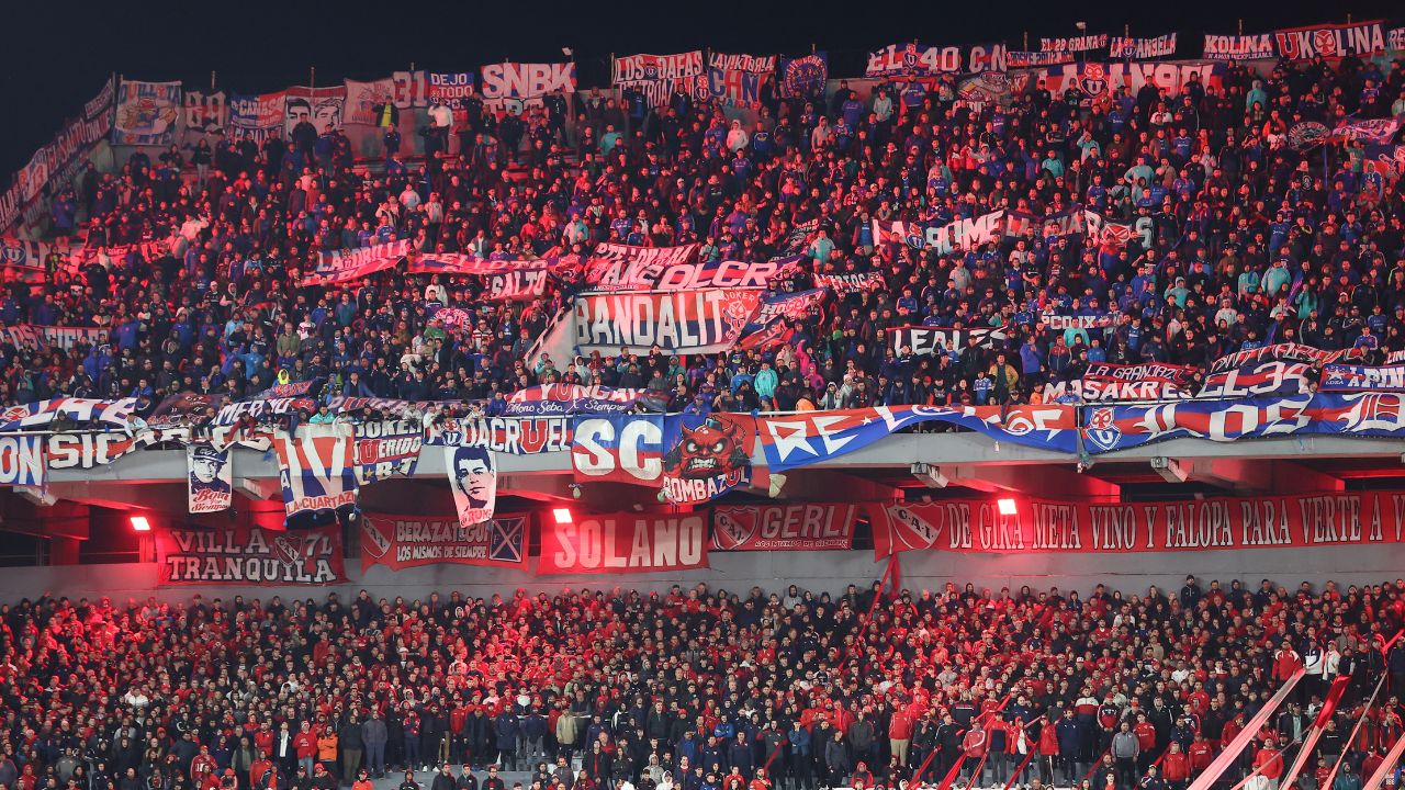 Hinchada de la U. de Chile y de Independiente en Avellaneda - Foto AFP