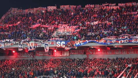 Hinchada de la U. de Chile y de Independiente en Avellaneda - Foto AFP