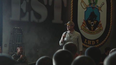Secretario de Guerra de EE.UU. en uno de los barcos que enfrentan carteles narcoterroristas en el Caribe