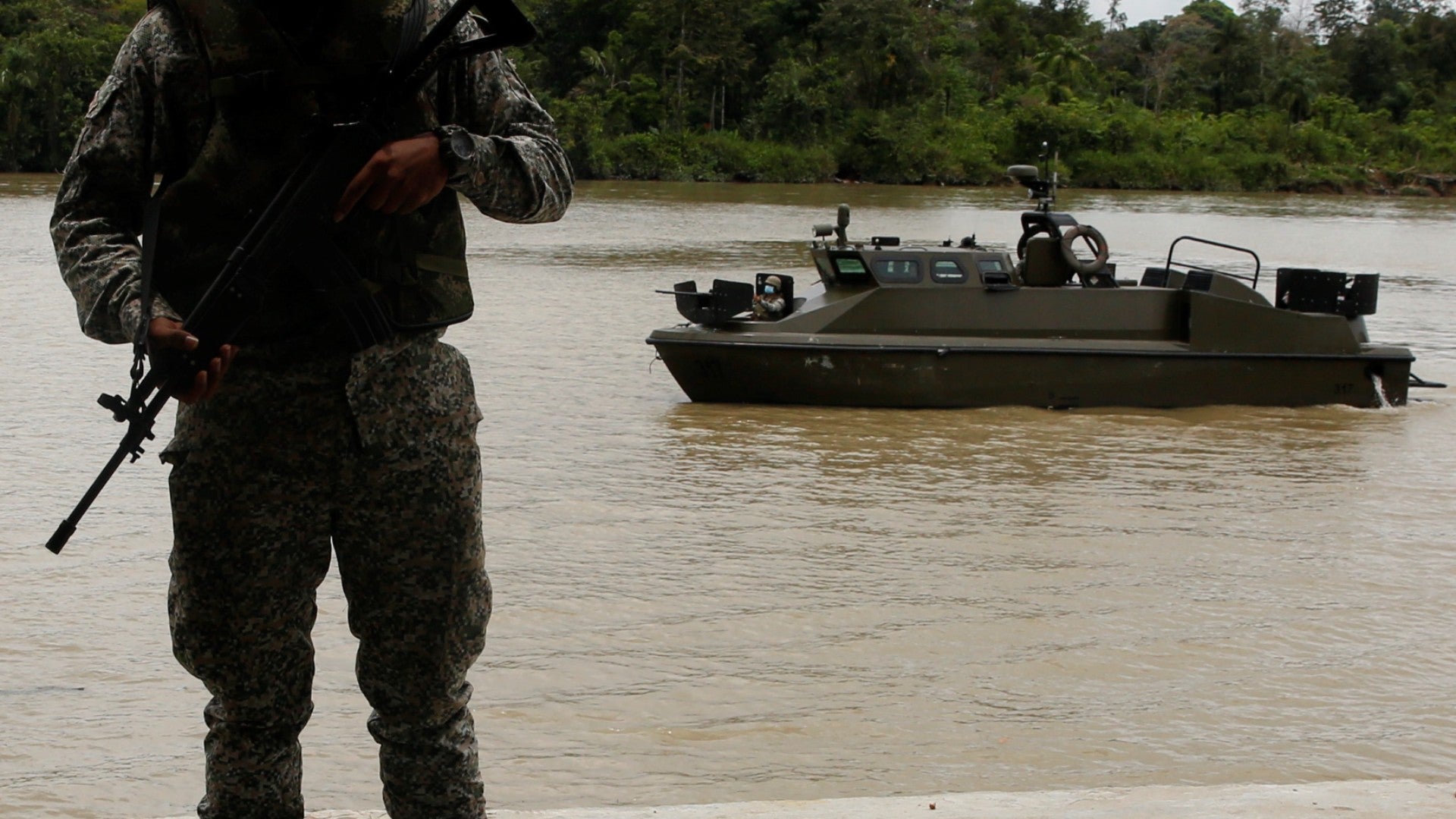 Militares en el agua / FOTO: EFE