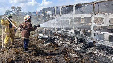 El autobús quedó completamente calcinado