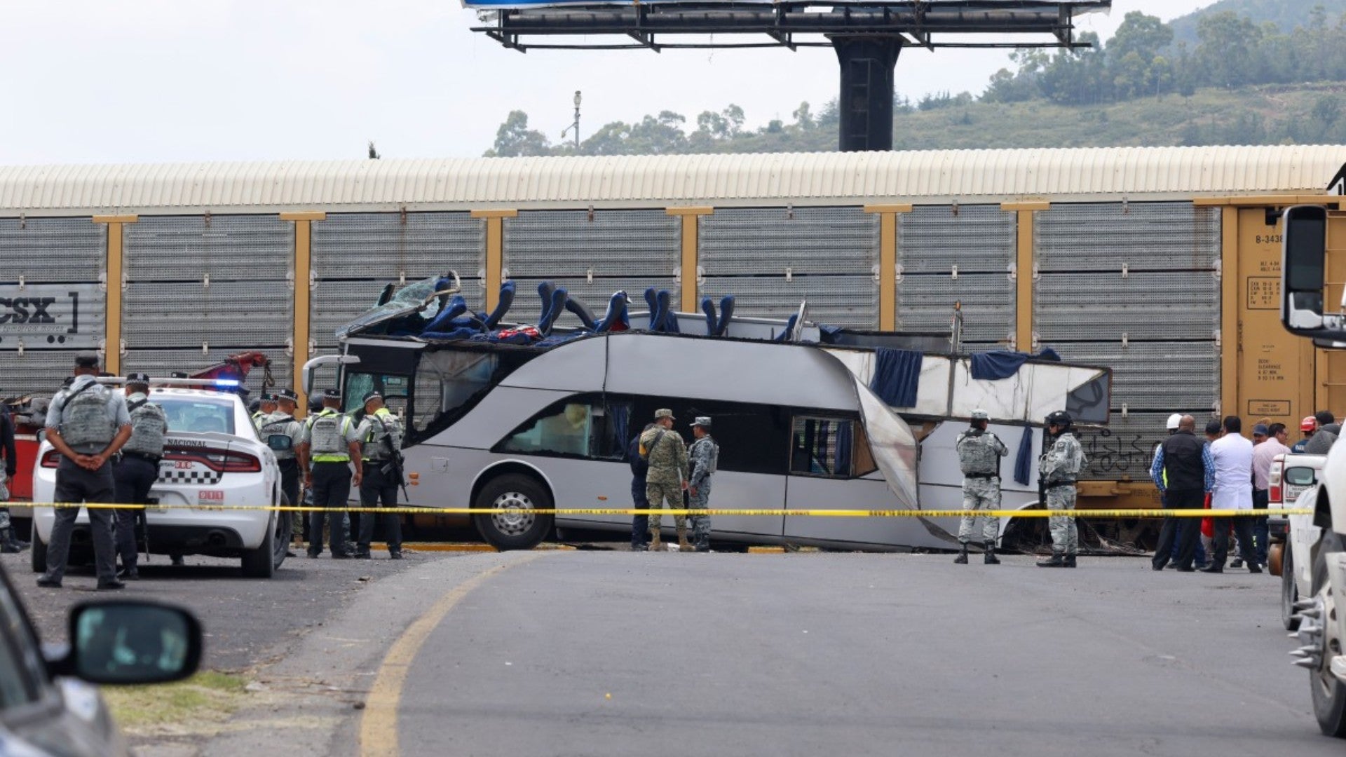 Accidente entre un tren y un bus en México. (AFP)