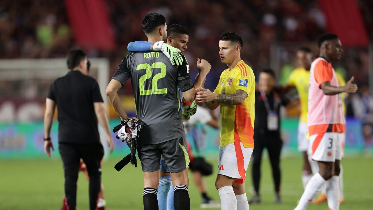 James Rodríguez junto a Rafael Romo y Kevin Mier - Foto EFE
