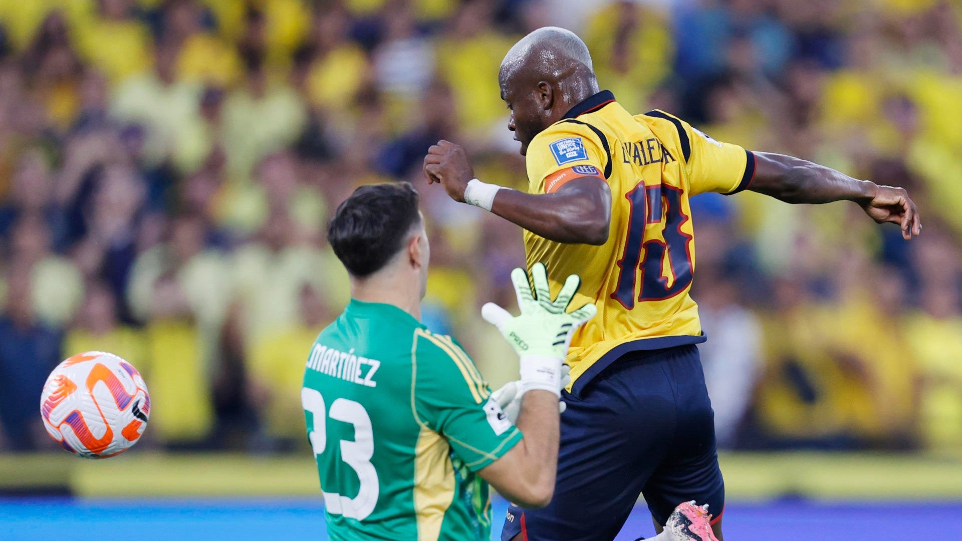 Emiliano Maartínez y Enner Valencia disputan un balón en el juego de Eliminatorias entre Ecuador y Argentina - Foto: EFE