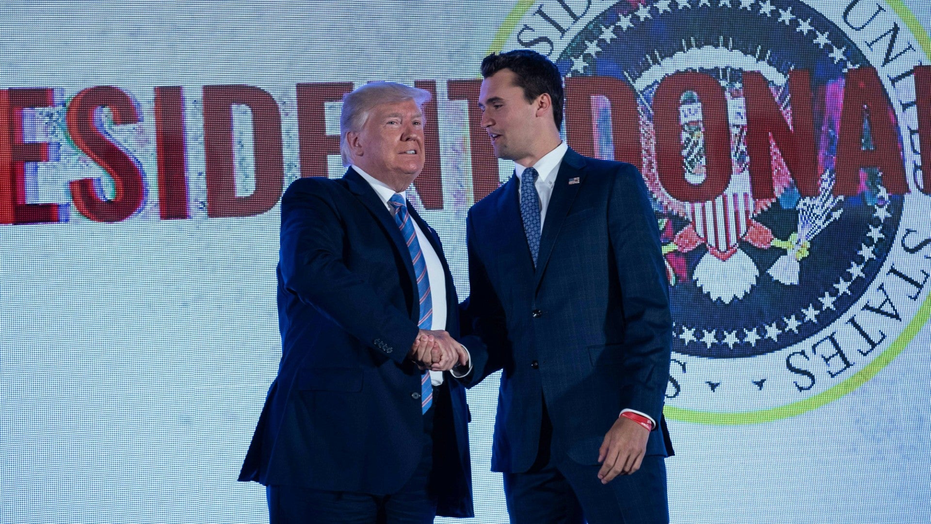 Donald Trump junto a Charlie Kirk | Foto: AFP