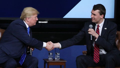 Donald Trump con su aliado político Charlie Kirk. (AFP)