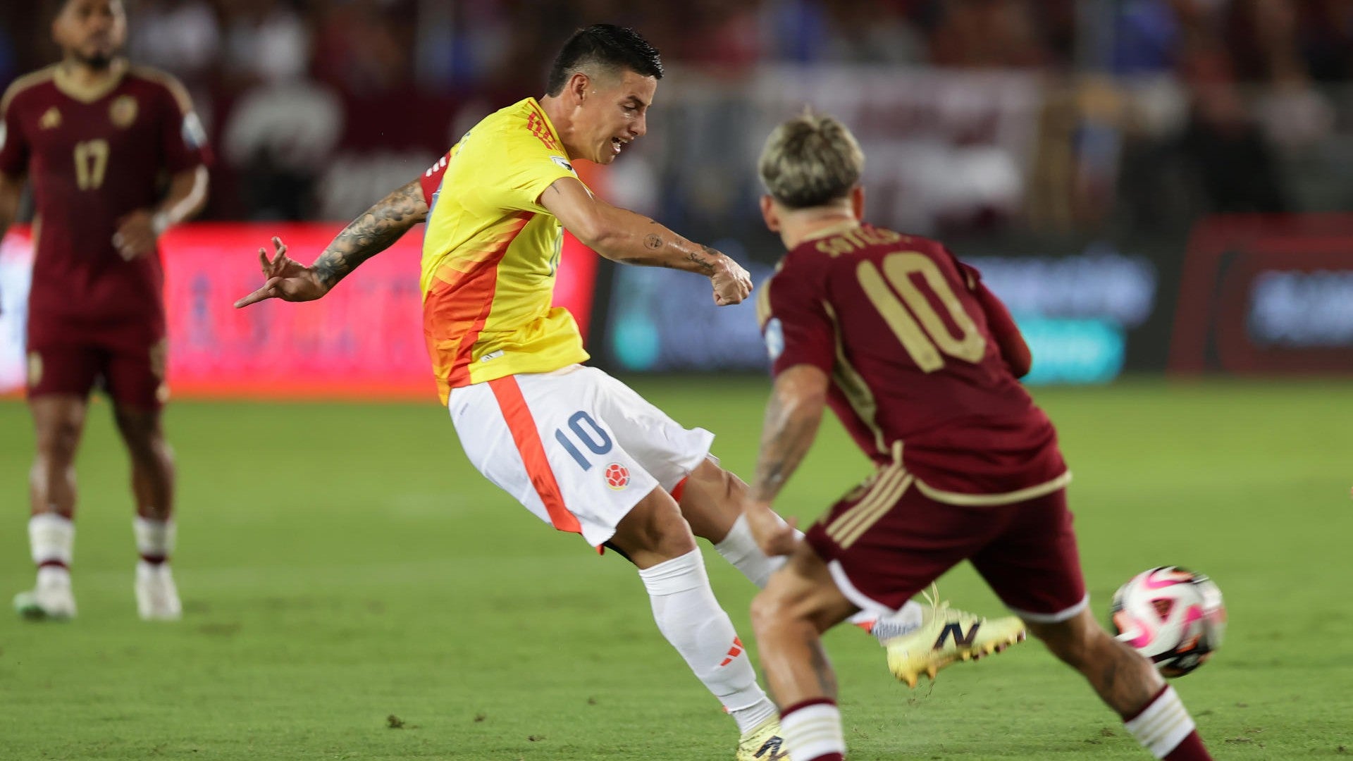 Los futbolistas James Rodríguez y Yeferson Soteldo. (EFE)