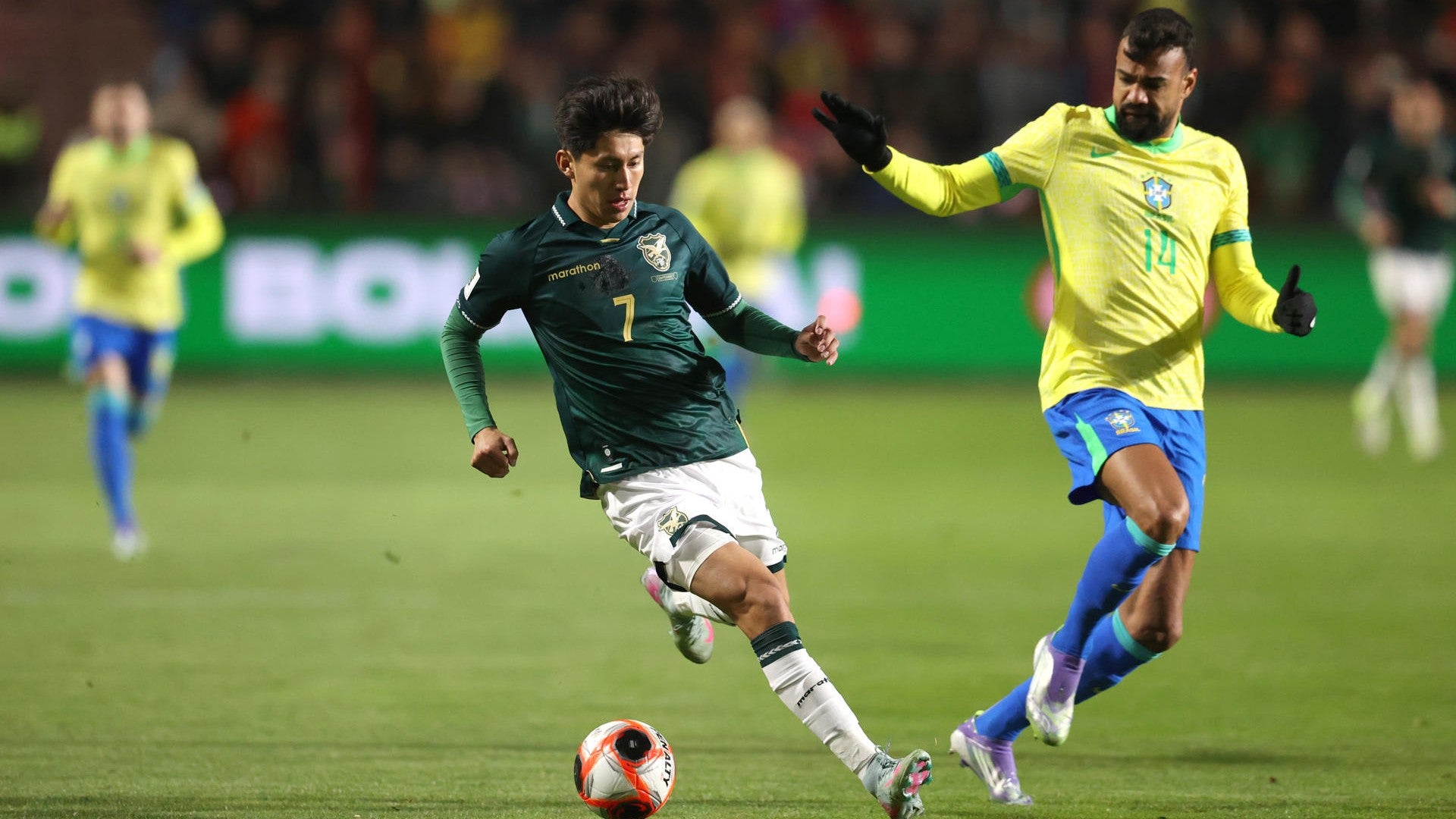 Miguel Terceros de Bolivia (i) disputa el balón con Fabricio Bruno de Brasil: (Foto: EFE)